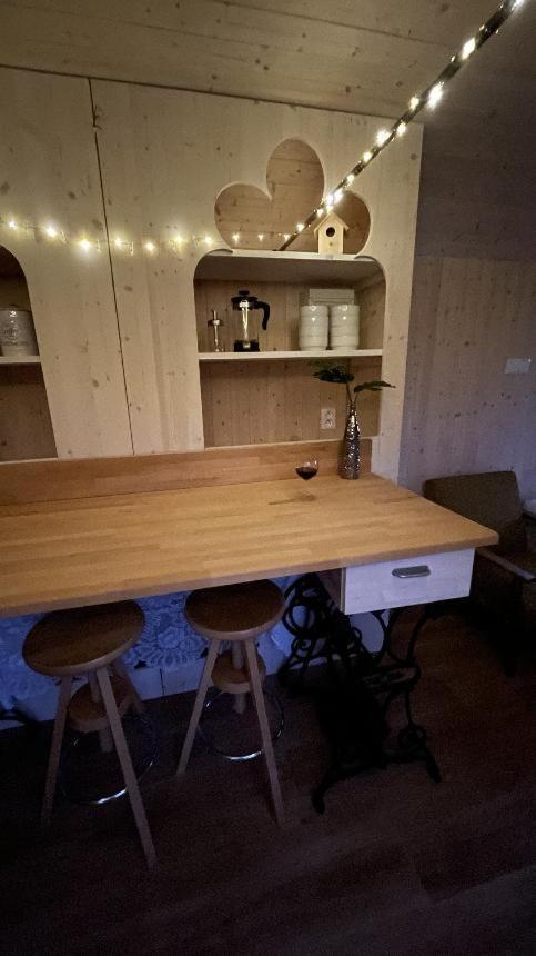 Glamping - Stylova Maringotka V Srdci Ladova Kraje, Pobliz Hlavniho Mesta Prahy Stribrna Skalice Luaran gambar