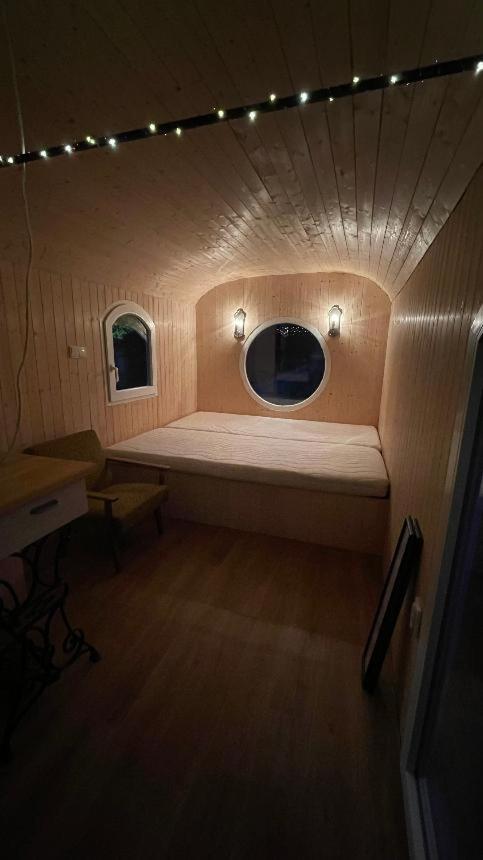 Glamping - Stylova Maringotka V Srdci Ladova Kraje, Pobliz Hlavniho Mesta Prahy Stribrna Skalice Luaran gambar